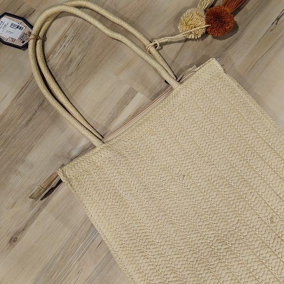 NEW! SUN N SAND Checkered Straw Pom Pom Tote Beach Bag. - Picture 6 of 7